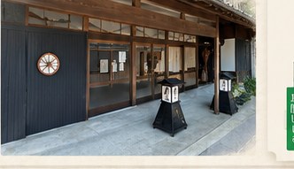 雁木通り沿いにある町屋そばカフェ平丸の入口