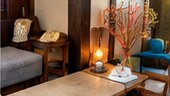 町屋の落ち着いた灯りと椅子