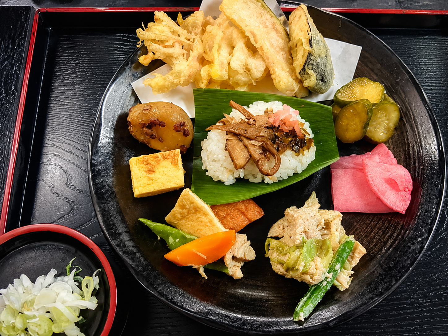 日替わりのお惣菜を盛り合わせたそばランチ