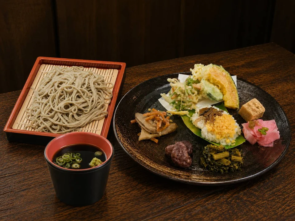 手打ちそばと季節のお惣菜を盛り合わせたランチ